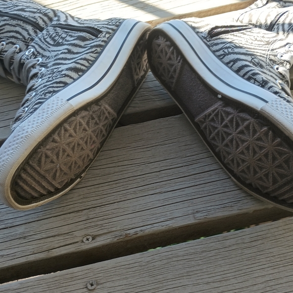 Coms - Picture 10 of 14